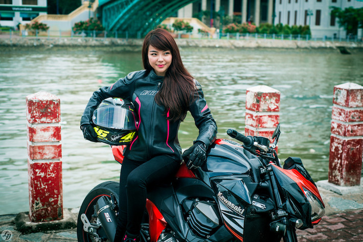 Thông qua bộ ảnh của nhiếp ảnh gia Lorenzo Đàm, vẻ đẹp nữ tính và mạnh mẽ của nữ biker này đã được nhân lên bội phần bên cạnh "quái vât" Kawasaki Z800.