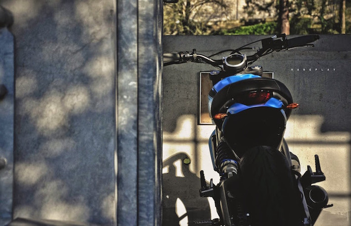 Dè sau cùng pát biển số của Scrambler được loại bỏ, đèn xi nhan và pô được thay bằng loại nhỏ gọn hơn.
