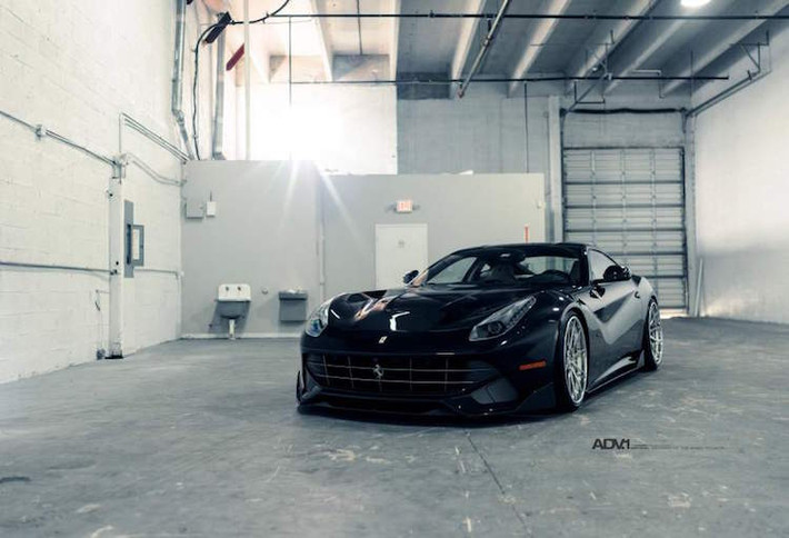Ngoài những thay đổi về ngoại thất, chiếc F12Berlinetta vẫn được trang bị khối động cơ 6.3l 741 mã lực mạnh mẽ, giúp xe có thể đạt vận tốc hơn 350 km và thời gian tăng tốc từ 0-100 km/h trong 3,1 giây.