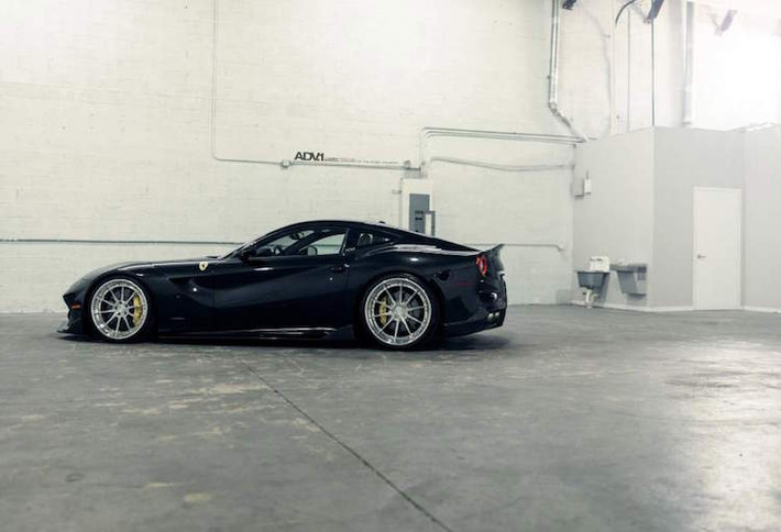Tuy nhiên, do F12Berlinetta vốn là dòng siêu xe du lịch hạng sang GT (Gran Tourer) nên màu đen này vẫn "ton sur ton" với chiếc xe.