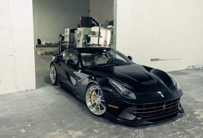 Thay vì màu đỏ Rosso Corsa truyền thống giống như thường thấy trên những chiếc Ferrari, chiếc F12 Berlinetta này lại được sơn màu đen bóng rất hiếm gặp trên những chiếc siêu xe Ý.