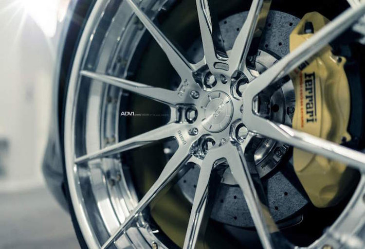 Không chỉ có màu sơn "độc", F12Berlinetta còn được trang bị "bộ vó" ADV.1 Track Spec Series với thiết kế thanh lịch và được đánh bóng.