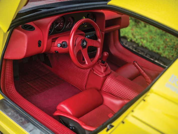 Dù không thể so sánh với những siêu xe hiện đại nhưng vào thời điểm ra mắt, EB110 Supersport cũng sở hữu một nội thất tương đối sang trọng, được bọc kín trong da và nhung.