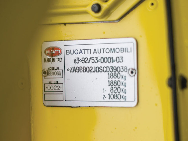 Chiếc EB110 Supersport mà các bạn đang thấy trong bài viết này có số chassis 39038, mới chỉ đi được hơn 1 vạn km, trải qua 2 đời chủ từ khi mới và là một trong những chiếc xe cuối cùng được sản xuất bởi Bugatti trước khi bị phá sản.