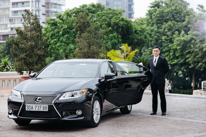 Cũng giống các dòng Lexus khác, chiếc xe nổi bật với cặp đèn pha kèm đèn LED ban ngày sắc sảo và lưới tản nhiệt "Spindle Grille" đặc trưng hình con suốt.