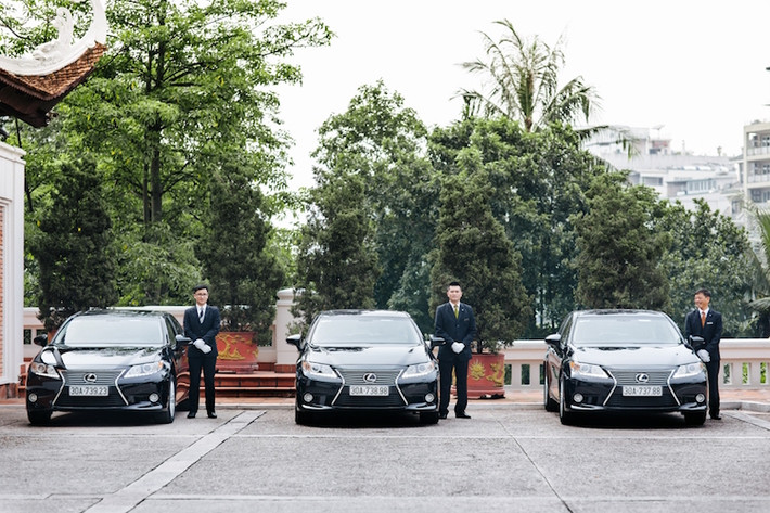 Tại Việt Nam, Lexus ES 350 đang được bán với giá niêm yết 2,531 tỷ đồng.