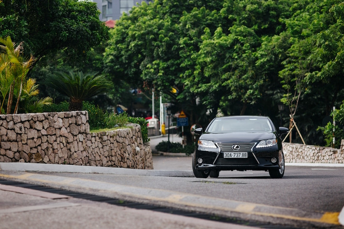 Một số trang bị tiện nghi khác trên Lexus ES 350 gồm Hệ thống điều hòa 3 vùng độc lập với khả năng lọc bụi có kích thước bằng hạt phấn hoa, cửa kính được trang bị cách âm và chắn tia UV, ghế trước điều chỉnh điện theo 10 hướng và có quạt gió...