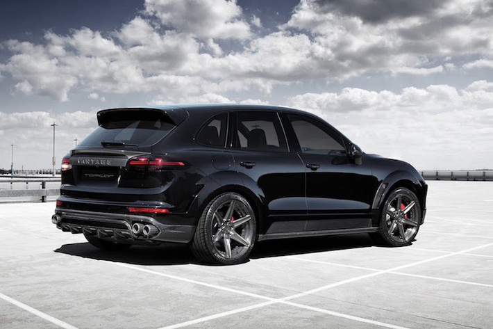 Đuôi xe được TopCar lắp các cánh khí động học bằng sợi carbon-kevlar.