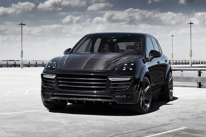 So với nhiều bản độ từ Porsche Cayenne, chiếc Vintage từ TopCar có ngoại hình khá bình thường, nhưng các chi tiết của nó lại "cực khủng" với sợi carbon dệt cùng Kevlar.