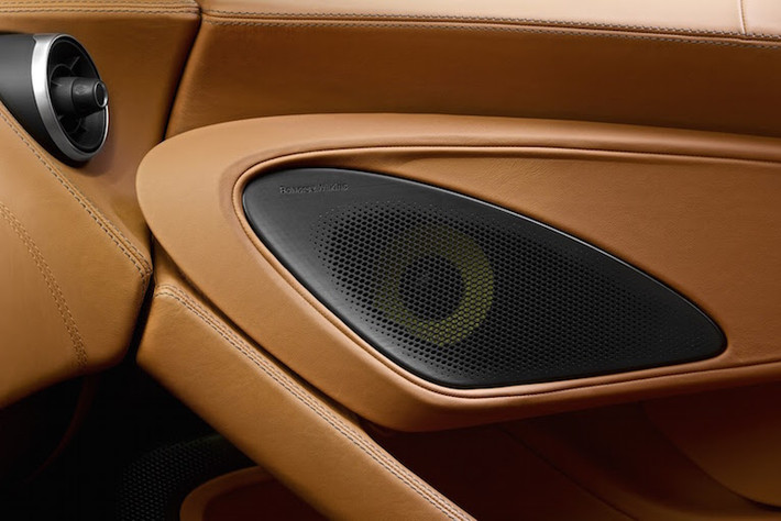 Hệ thống âm thanh hi-end được cung cấp bởi hãng Bowers & Wilkins.