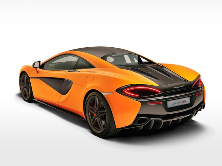 Trong khi đó, đuôi xe với đèn LED lại mang phong cách của siêu xe "triệu đô" McLaren P1.