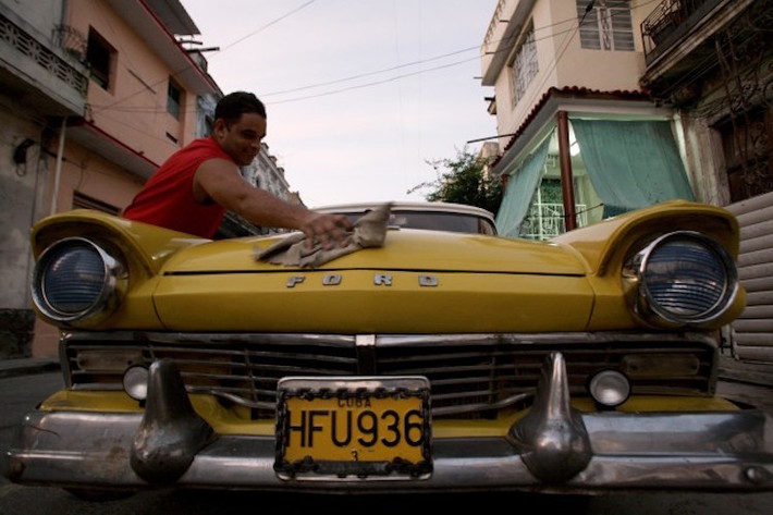 Vấn đề cốt lõi ở đây đó là trong 11 triệu người dân Cuba, rất ít người có thể sở hữu một chiếc xe cũ, chứ chưa nói đến những mẫu xe mới. Thu nhập trung bình của một người dân Cuba chỉ là 20 đô la Mỹ/tháng.