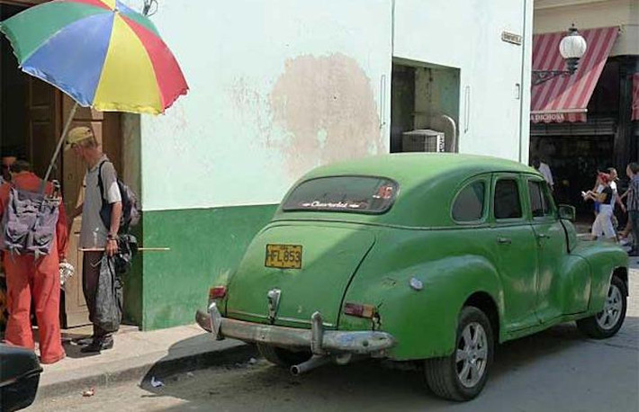 Dù đã nối liền quan hệ với Mỹ và được chính phủ cho phép mua xe tự do, người dân Cuba vẫn không thể mua xe mới vì giá đắt. Chính vì vậy, những chiếc siêu xe ôtô cổ tại đây đều được giữ gìn khá cẩn thận và thuộc dạng "hàng hiếm" trên Thế giới hiện nay.