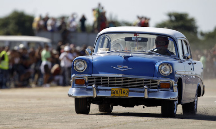 Dưới cuộc cải cách hai năm trước, người Cuba có thể mua bán những chiếc xe cũ với nhau, tuy nhiên họ phải xin chính phủ cấp phép mới có thể mua được xe (mới hoặc cũ) từ các công ty Nhà nước.