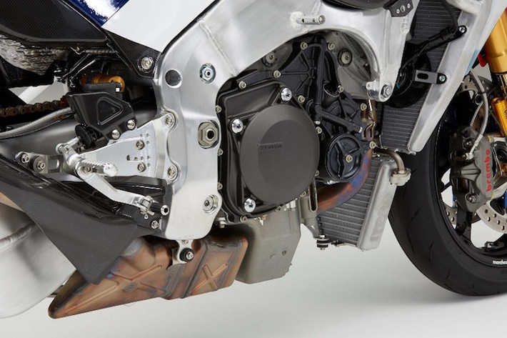 RC213V-S được trang bị động cơ V4 1000 cc gần như y hệt máy của xe đua MotoGP, với kích thước nhỏ gọn chỉ tương đương với những động cơ 4 xi-lanh 800 cc khác.