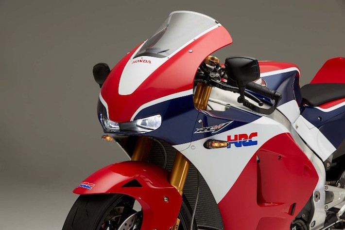 Có thiết kế gần như y hệt mẫu xe đua RC213V của tay đua Marc Marquez, tuy nhiên RC213V-S đã được bổ sung đèn pha và xi-nhan để có thể đủ điều kiện lưu thông trên đường.