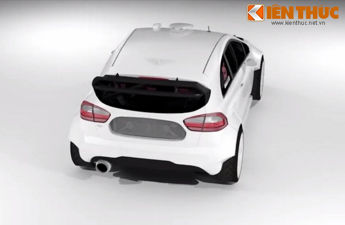 Ở cửa sau của Rio Rallycross RX được bố trí thêm các quạt hút gió, giúp hút hơi nóng từ dàn tản nhiệt trong xe, cùng với khe hút gió hai bên thân tạo thành đường lưu thông không khí nóng hiệu quả.
