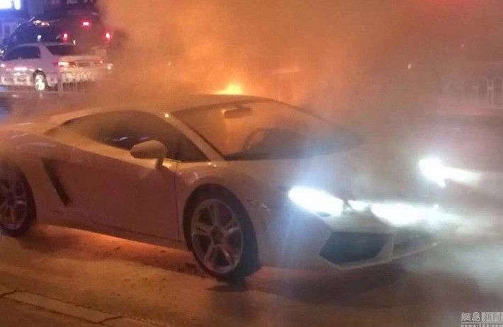 "Siêu bò" Lamborghini Gallardo LP560-4 khi mới bắt đầu "bốc hoả"...