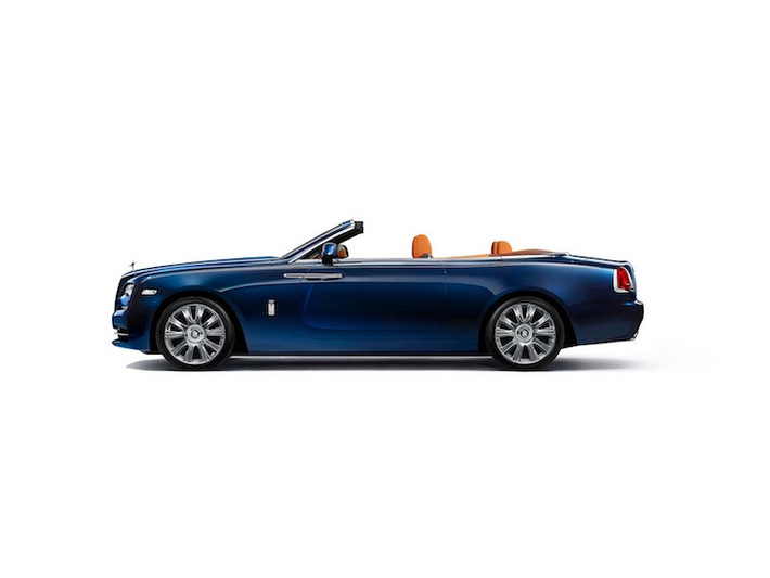 Những tỉ lệ truyền thống trên một chiếc Rolls-Royce như chiều cao giữa bánh và thân xe đạt 2:1, đầu ngắn, đuôi dài và đường kẻ "coachline" chạy dọc thân xe nằm cao vẫn được giữ lại đầy đủ trên Dawn.