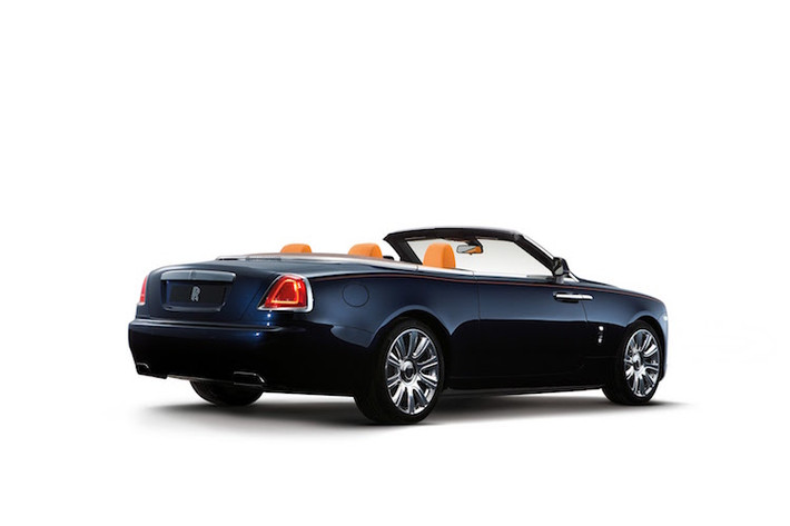 Mặc dù vậy, theo Rolls-Royce nhấn mạnh, Dawn vẫn là một chiếc xe khác Wraith khi có tới 80 % các chi tiết thân xe khác biệt.