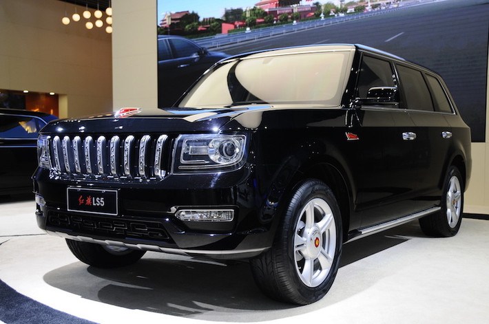 Chỉ nhìn lướt qua, có thể thấy rằng chiếc Hongqi LS5 này đã "nhái" thân xe của Range Rover và phần đầu "na ná" Jeep Grand Cherokee.
