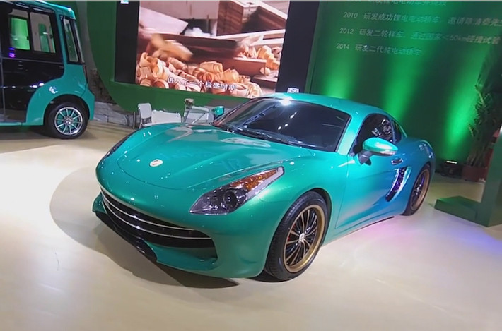 Được sản xuất bởi hãng Eagle, chiếc xe điện này có thân xe giống Porsche Cayman và phần đầu "học" từ Ferrari F12 Berlinetta.