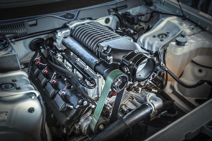 Challenger Drag Pak được bán với 2 phiên bản động cơ V8. Bản nạp khí tự nhiên có dung tích 7.0l, trong khi bản với bộ siêu nạp có dung tích 5.8l.