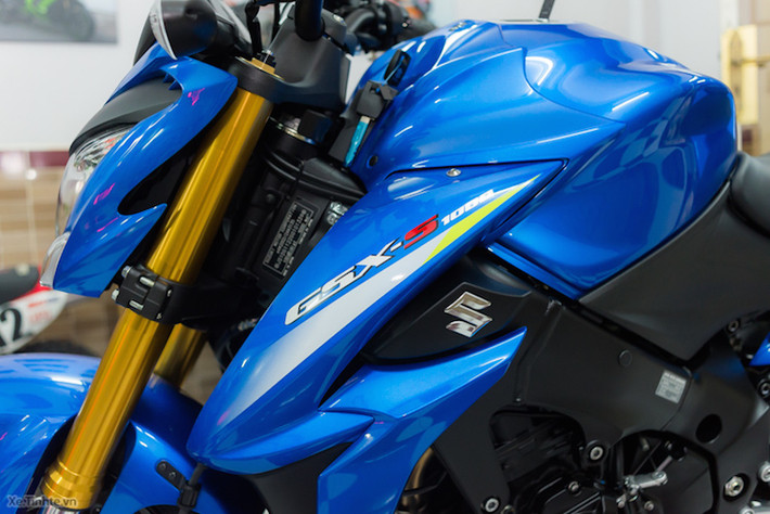 GSX-S1000 sở hữu những chi tiết thiết kế lớn, vừa góc cạnh, vừa mềm mại và bề thế.