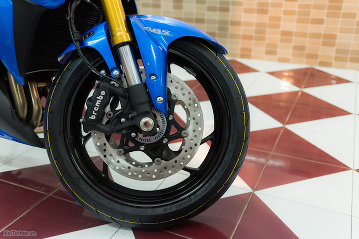 Xe được trang bị cặp mâm 3 cánh kép xoắn, phuộc USD và 2 phanh đĩa Brembo ở phía trước.