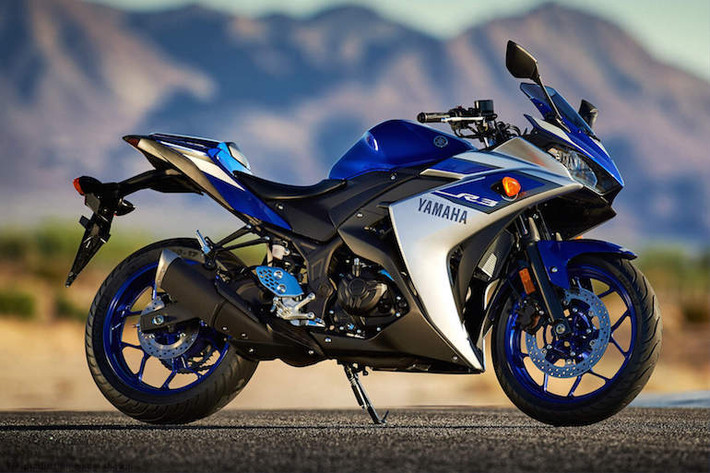 Nhìn bên ngoài, Yamaha R3 gần như không khác gì so với R25, ngoại trừ dàn tem thiết kế khác.