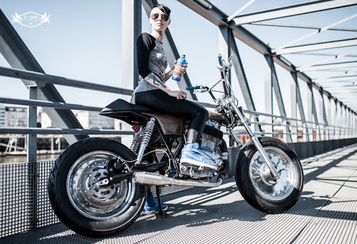 Cả 2 bánh xe đều sử dụng mâm sau của của dòng xe môtô Harley-Davidson. Chúng cũng nằm trong garage của Karl nhiều năm, trước khi được anh lôi ra đánh bóng lại để phục vụ cho dự án này.