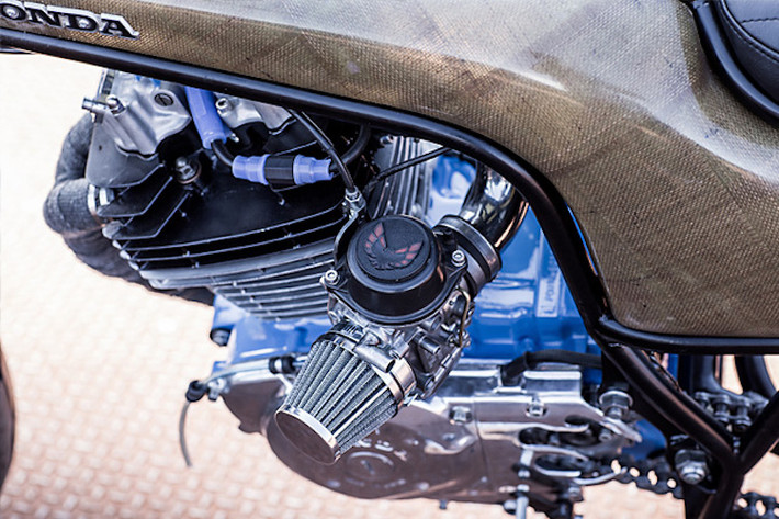 Bộ vỏ xe - chi tiết mang tính quan trọng đã giúp "biến hình" Honda XLS 500 thành Dax đã được Karl làm từ... bao bố đựng khoai tây. Chính xác hơn, anh đã lót bao vào khuôn đúc sau đó đổ nhựa resin lên trên, khiến vỏ xe có hoa văn của sợi đan đầy độc đáo.