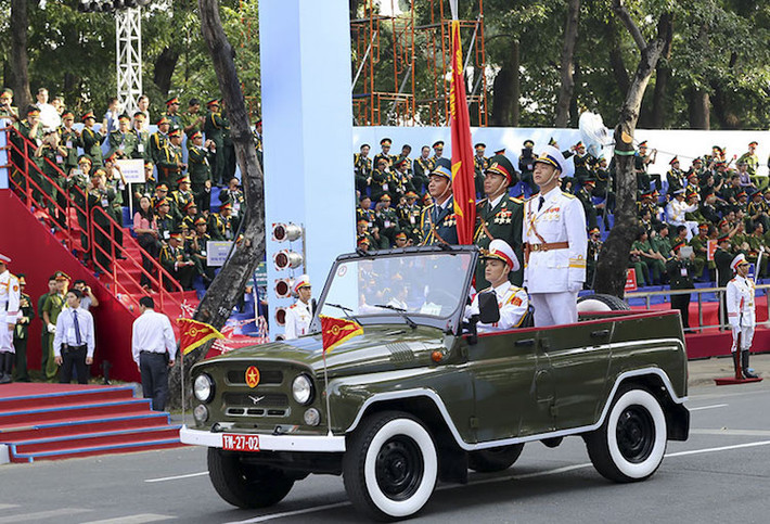 Phiên bản Uaz được sử dụng trong các cuộc diễu binh của quân đội tại Việt Nam là bản mui trần, phù hợp để các lãnh đạo quân đội có thể đứng ở phía sau và chào người dân trong các sự kiện lớn. Ảnh: Uaz 469 trong tổ rước quân kỳ.