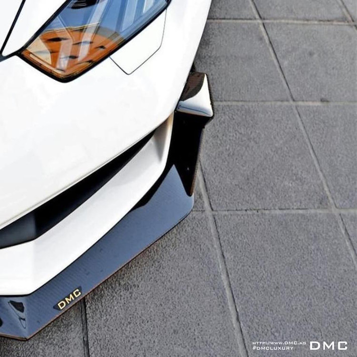 Được làm từ sợi carbon, phần cánh lướt gió này đem tới cho Huracan 2 "vây" khí động học nhỏ ở hai bên cản, tương tự như chiếc Aventador LP720-4 50 Anniversario.