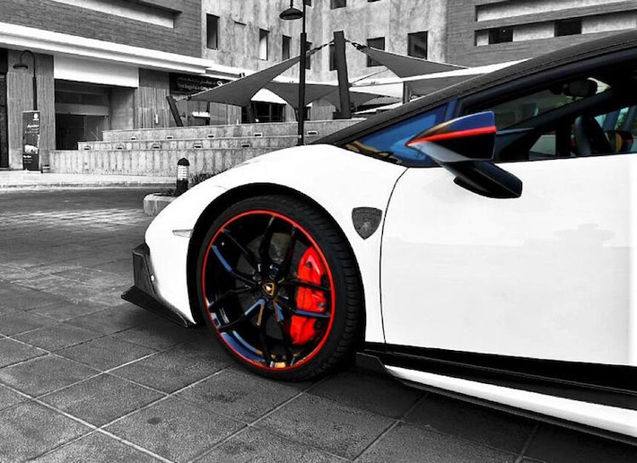 Bộ mâm mới mà DMC trang bị cho Huracan trông khá giống như Huracan nguyên bản, nhưng có kích thước 20 inch bánh trước và 21 inch bánh sau.