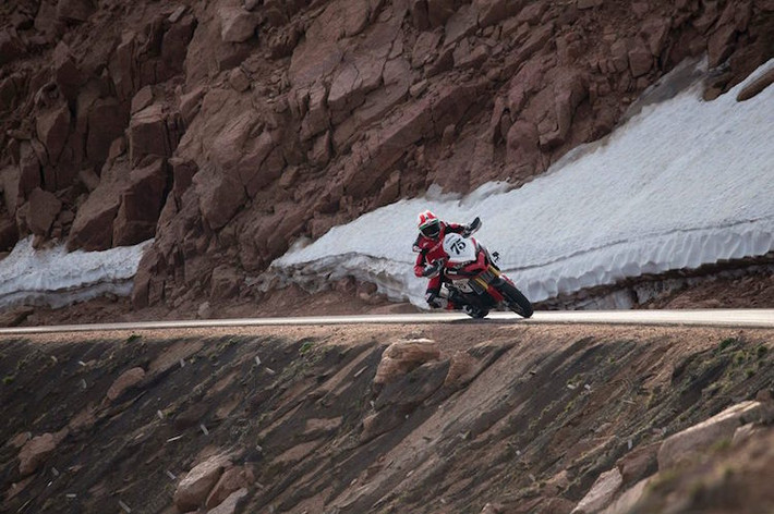 ... Đồng thời chinh phục những núi đá tại Colorado...