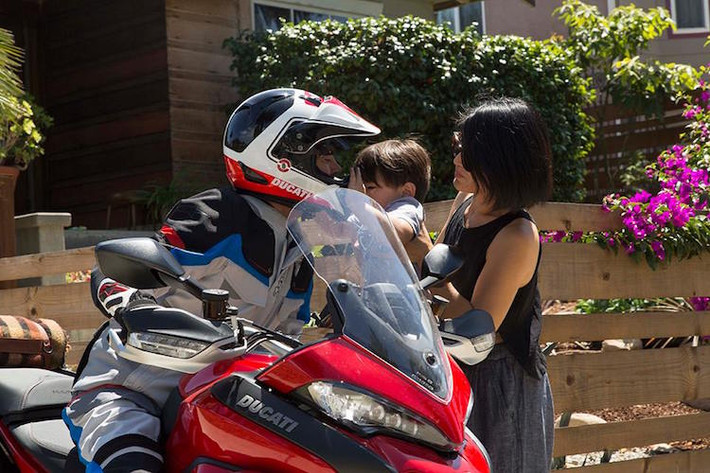 Tạm biệt vợ con tại Los Angeles, anh đã "đơn độc" cùng chiếc Ducati Multistrada 1200 S hoàn toàn nguyên bản vượt qua ngàn dặm (khoảng 1600 km) để tới Colorado Springs - nơi tổ chức giải đua leo đèo Pikes Peak International Hill Climb lần thứ 93.
