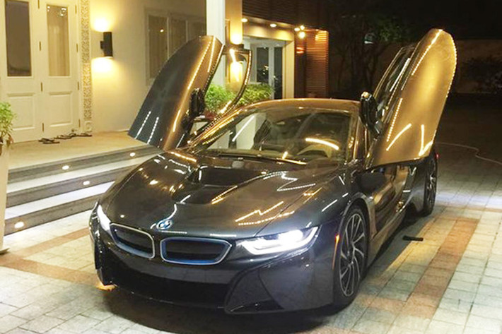 BMW i8 là mẫu siêu xe của tương lai, với động cơ 1.3l tăng áp 3 xi-lanh tăng áp 231 mã lực, cùng với mô-tơ điện 131 mã lực ở bánh trước.