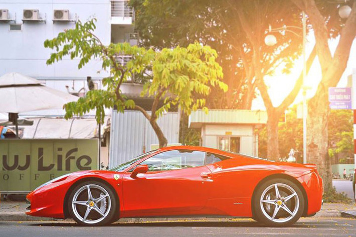 Mẫu siêu xe "khủng" thứ hai trong bộ sưu tập của anh là Ferrari 458 Italia.