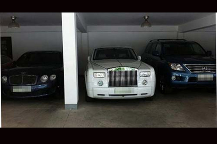 Cùng một chiếc Continental Flying Spur Speed màu xanh Navy, bên cạnh Rolls-Royce Phantom trắng và Lexus LX570 màu xanh.