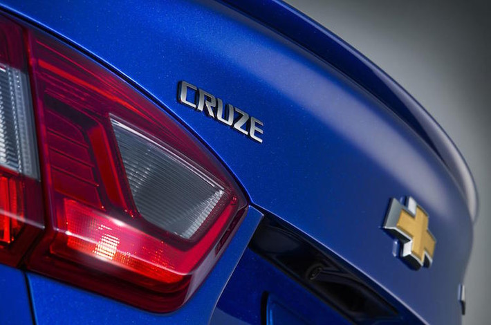 Được sản xuất tại nhà máy Chevrolet ở Ohio, Mỹ, Cruze thế hệ thứ 2 sẽ được bán đầu tiên ở Mỹ vào đầu năm sau, trước khi tới hơn 40 quốc gia khác trên toàn cầu. Vào năm 2017, chiếc xe sẽ có thêm phiên bản diesel và hatchback.