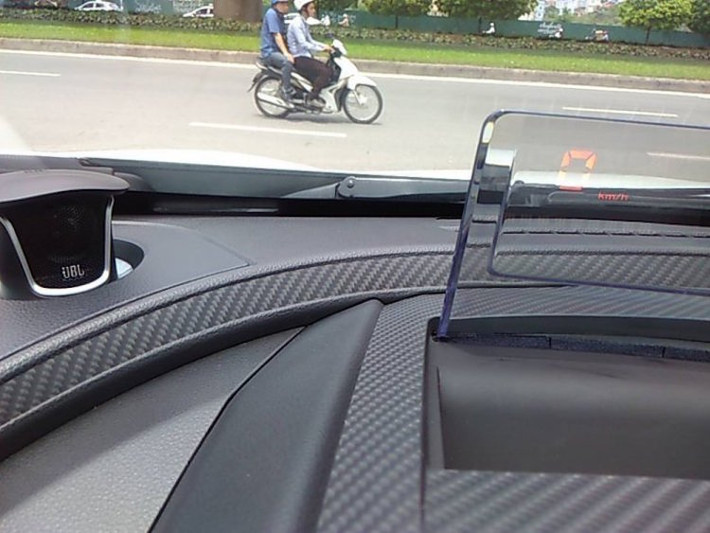 Một số trang bị khá "cool" của xe gồm màn hình chỉ báo trong suốt, hệ thống loa JBL...