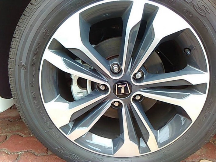 Xe được trang bị mâm đúc 5 cánh kép.
