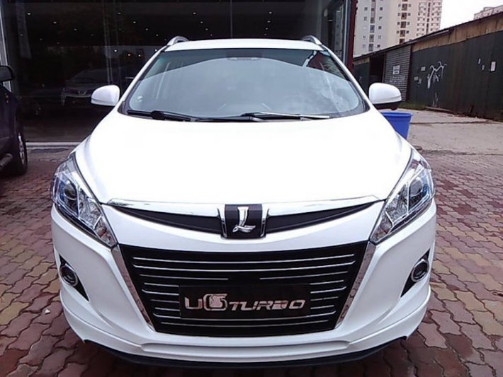 Thiết kế của Luxgen U6 Turbo sử dụng chung ngôn ngữ với chiếc Luxgen 7 trước đây, và có một chút "học hỏi" từ hãng xe Hàn Hyundai.