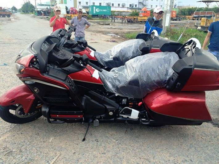 Trong đó, khung, động cơ, ống xả, gắp và mâm xe được sơn màu đen mờ nhằm tạo cho xe vẻ mạnh mẽ hơn.
