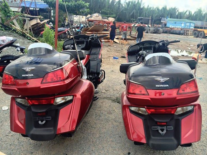 Để khẳng định thêm sự đặc biệt của phiên bản này, Honda cũng không quên bổ sung cho xe hàng loạt các logo 40th Anniversary ở hai bên quây trước, dập trên tựa đầu của ghế, nắp khoang hành lý và chìa khoá xe.