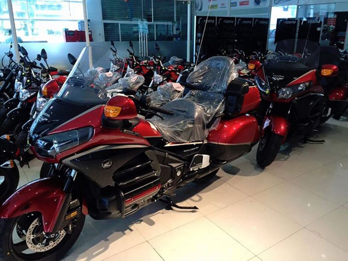 Về động cơ, Goldwing GL1800 40th Anniversary Edition vẫn dùng động cơ 1.832cc 6 xi-lanh SOHC, với công suất tối đa 118 mã lực và mô-men xoắn cực đại 167 Nm. Tại Mỹ, giá khởi điểm của chiếc xe là 24.000 USD.