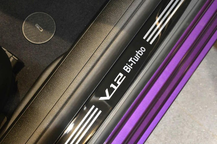 Trên các bậu cửa là nẹp nhôm khắc laser có đèn chiếu sáng, với dòng chữ V12 Bi-Turbo.