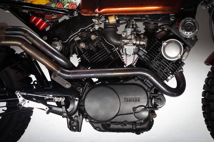 Khối động cơ V-Twin 750 của Virago được giữ nguyên, chỉ sơn đen mờ lại và bổ sung thêm một số chi tiết mạ làm điểm nhấn.