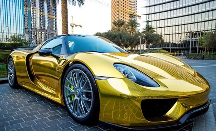 Hiếm hơn một chút có các dòng xe Pagani, Koenigsegg, LaFerrari, McLaren P1 hay 918 Spyder, tuy nhiên chúng vẫn có thể dễ dàng bị "đụng hàng" ở Dubai. Chính vì vậy, chủ nhân của chúng sẽ tìm tới các dịch vụ "độ" đặc biệt để khiến "xế cưng" của mình khác người hơn, chẳng hạn như bọc vàng hay kim cương.